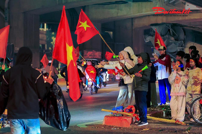 Người dân Thủ đô ăn mừng trước chiến thắng lịch sử của U23 Việt Nam 
