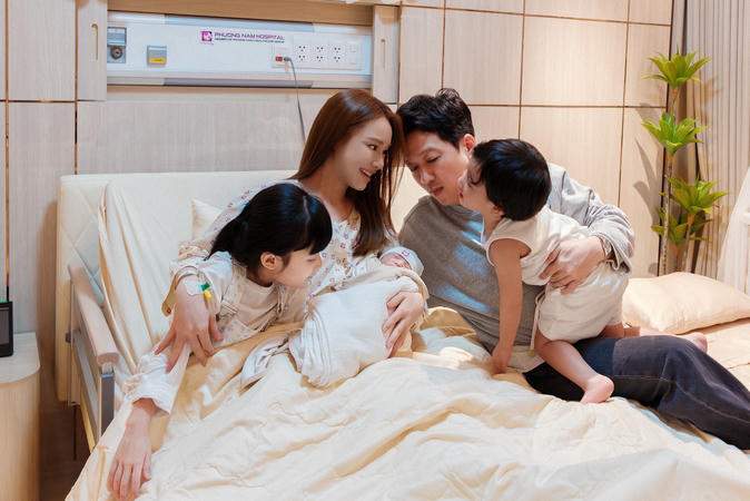 Trường Giang - Nhã Phương đón "thiên thần" thứ 3 của gia đình
