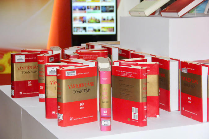 Trưng bày gần 800 tư liệu “Đảng Cộng sản Việt Nam qua các kỳ Đại hội”