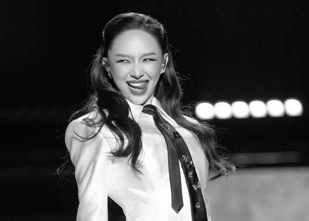 Tóc Tiên “đốt cháy” sân khấu Làn Sóng Xanh sau xác nhận ly hôn