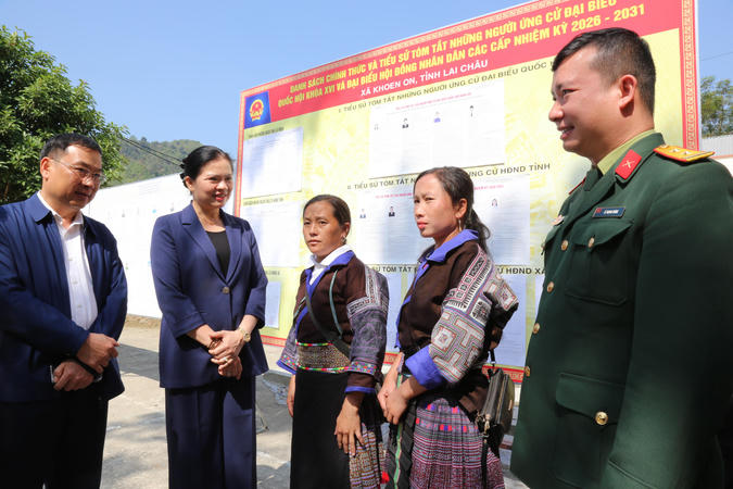 Phó Chủ tịch - Tổng Thư ký Ủy ban Trung ương MTTQ Việt Nam Hà Thị Nga tiếp xúc cử tri ở xã Khoen On