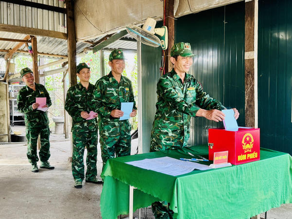 Lá phiếu nơi tuyến đầu biên giới