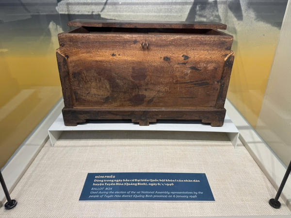 Chiếc hòm phiếu của ngày Tổng tuyển cử đầu tiên