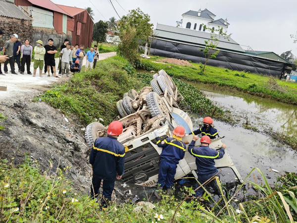 Giải cứu nạn nhân trong xe bê tông lật xuống ao tại Bắc Ninh