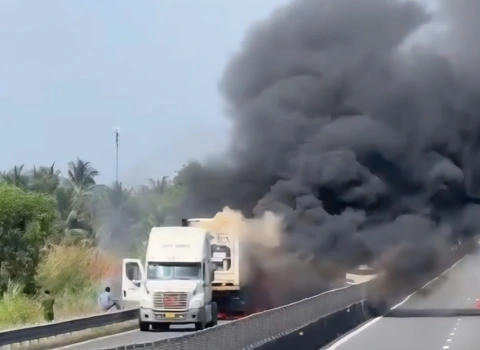 Xe đầu kéo bốc cháy trên cao tốc Trung Lương - Mỹ Thuận