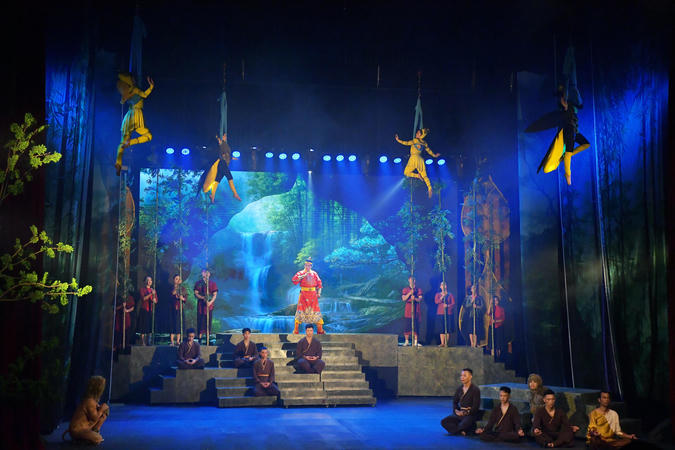 Khi xiếc và cải lương kết hợp kể về cuộc đời Phật hoàng Trần Nhân Tông