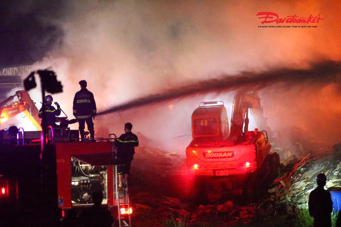 Giám đốc Công an Hà Nội chỉ đạo điều tra, làm rõ vụ cháy cụm kho, xưởng rộng 6.000m2