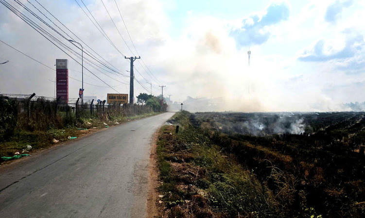 Khói đốt rơm rạ bao trùm cao tốc, tiềm ẩn nguy cơ tai nạn giao thông