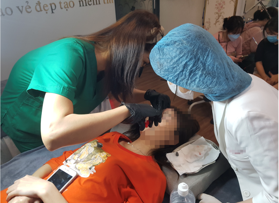 Học viên thực hành tiêm filler vào mũi khách hàng.