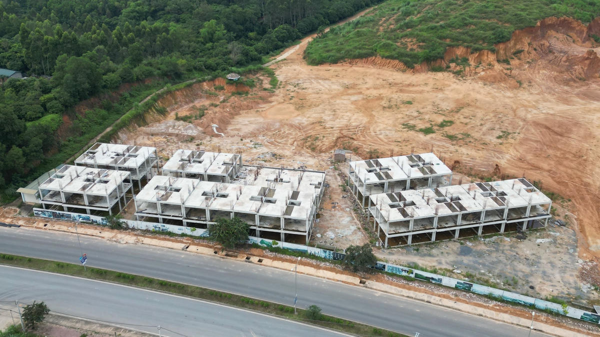 3 dãy nhà 2 tầng được xây dựng, giờ trơ sắt gỉ sét...