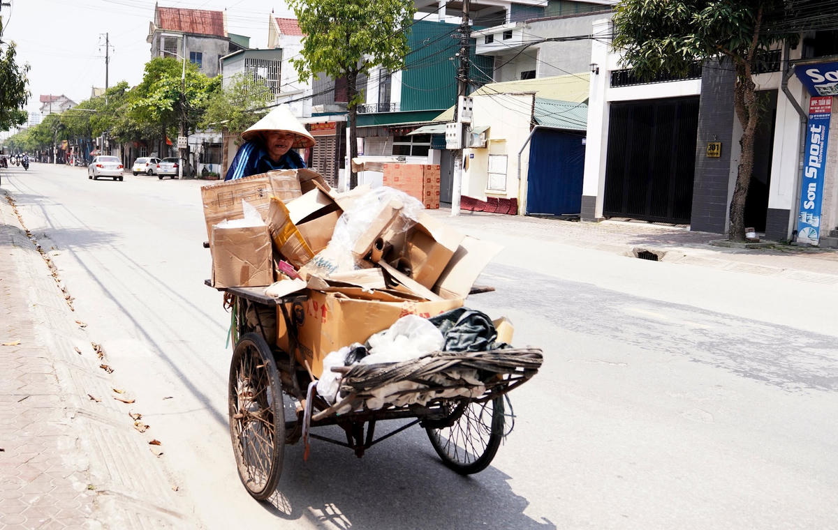 Dù nắng nóng ảnh hưởng nhiều đến sức khỏe, có lúc cảm nhận rõ sự mệt mỏi, nhưng ông Nguyễn Văn Hồng (60 tuổi, trú tại xã Thạch Hưng, TP Hà Tĩnh) mỗi ngày đều cùng chiếc xích lô lưu thông trên mọi tuyến đường để mưu sinh. Ảnh: Cẩm Kỳ