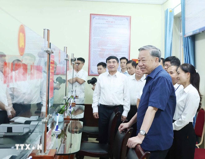 Tổng Bí thư Tô Lâm thăm kiểm tra Trung tâm phục vụ hành chính công xã Si Pa Phìn, Điện Biên. (Ảnh: Thống Nhất/TTXVN) ttxvn-tong-bi-thu-to-lam-tham-tang-qua-tai-xa-si-pa-phin-tinh-dien-bien-8173539-7.jpg
