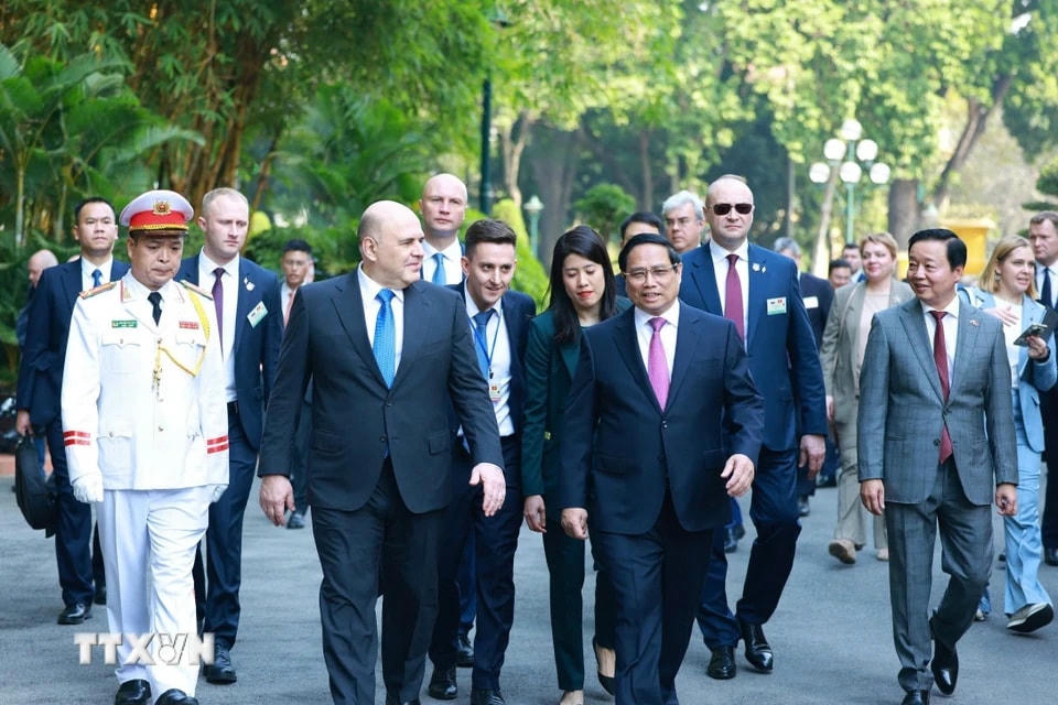 Thủ tướng Phạm Minh Chính và Thủ tướng Liên bang Nga Mikhail Vladimirovich Mishustin di chuyển từ Phủ Chủ tịch sang Trụ sở Chính phủ để tiến hành hội đàm. (Ảnh: Dương Giang/TTXVN)