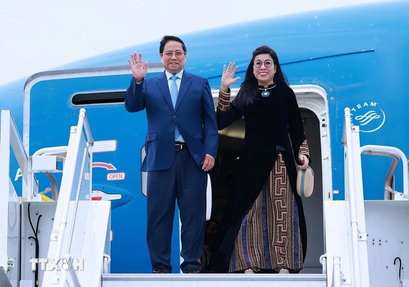 Thủ tướng Phạm Minh Chính và Phu nhân đến sân bay Tallinn, thành phố Tallinn bắt đầu chuyến thăm chính thức Cộng hòa Estonia. (Ảnh: Dương Giang/TTXVN)