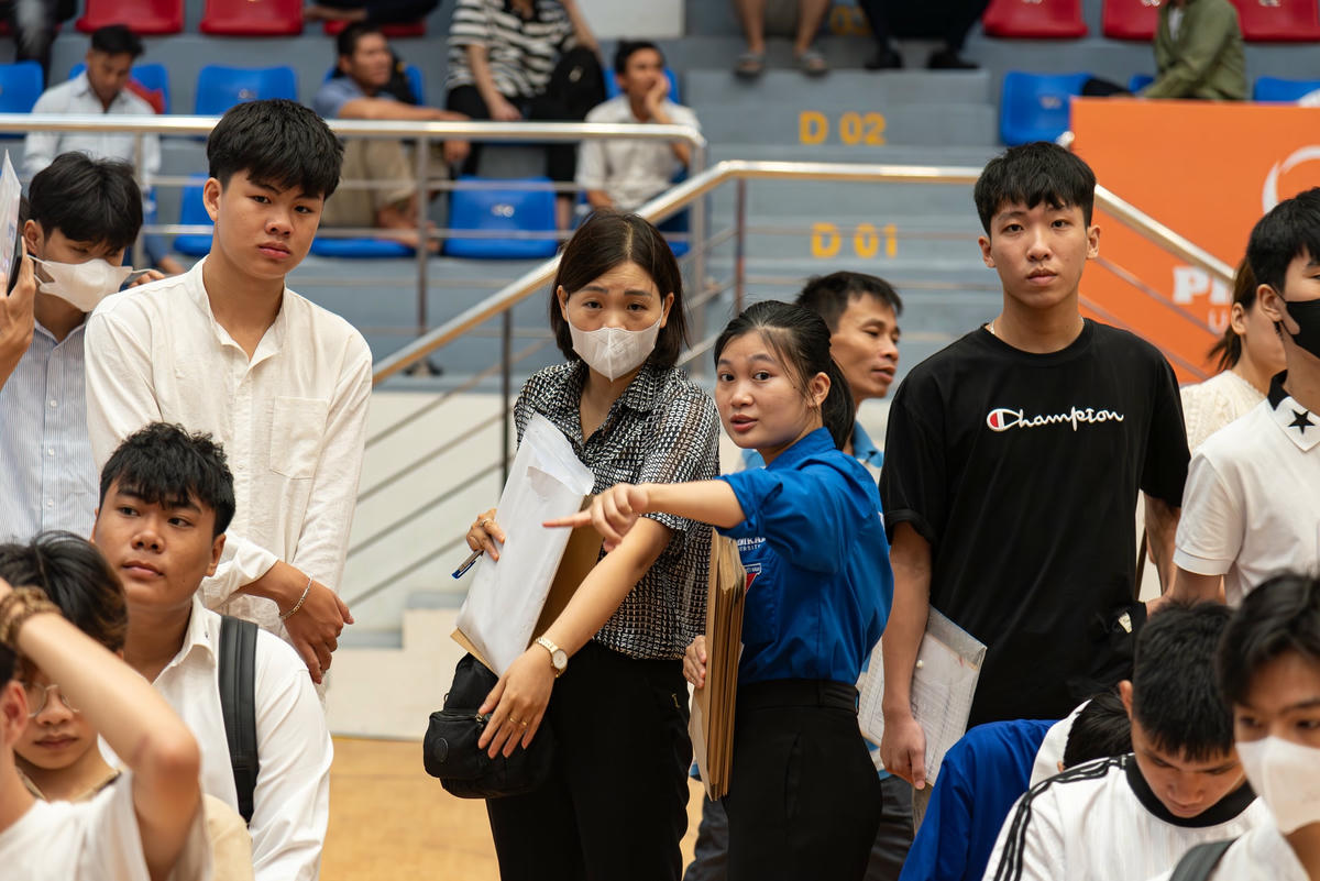 Sáng 26/8, hàng nghìn tân sinh viên và phụ huynh đến nhập học tại Trường Đại học Phenikaa.