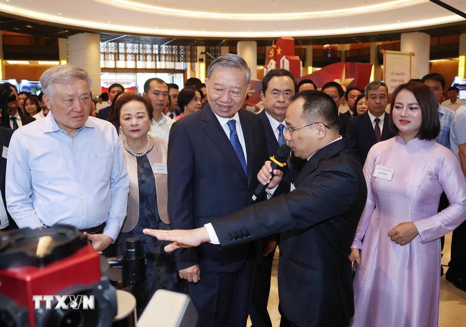 Tổng Bí thư Tô Lâm và các đại biểu tham quan triển lãm 