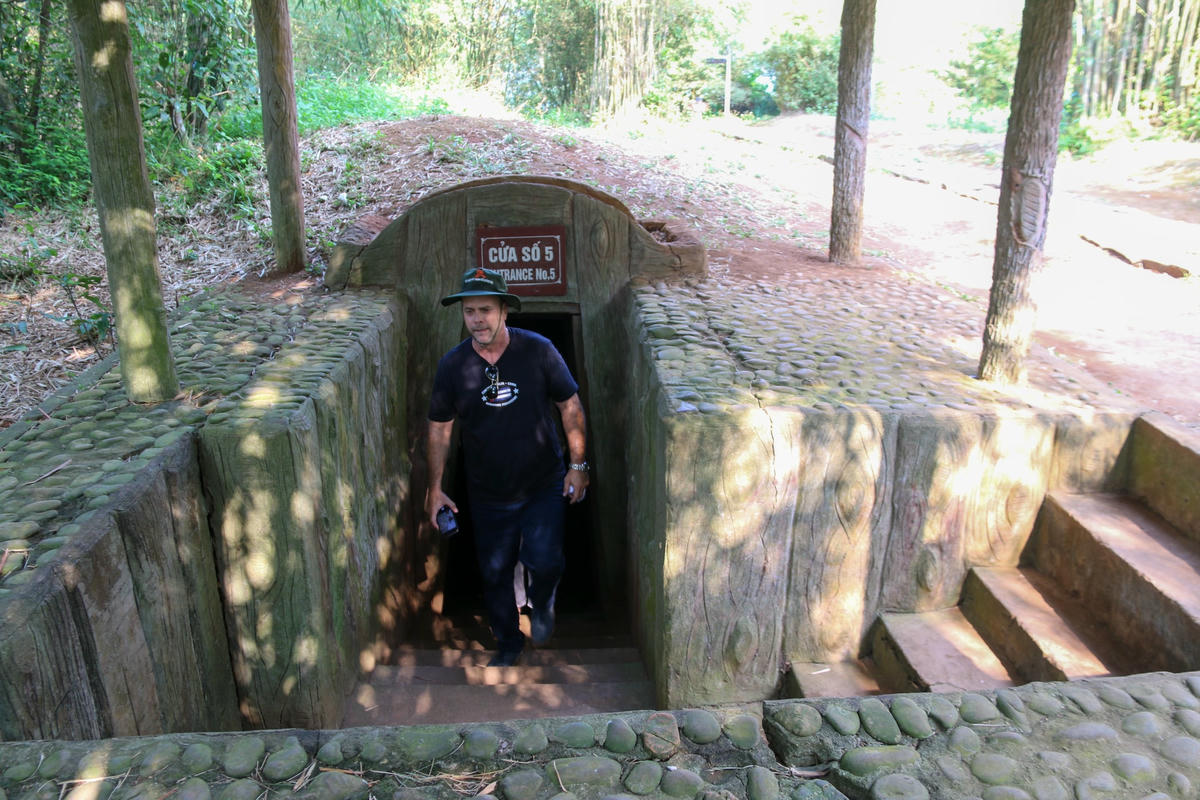 Ông Gerardo Hernandez Nordelo cùng đoàn vào trải nghiệm trực tiếp trong địa đạo.