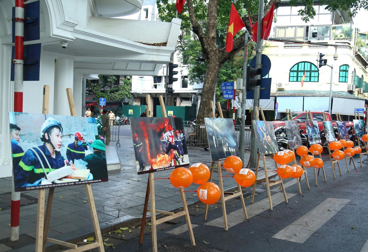 Triển lãm lưu động không chỉ mang đến những trải nghiệm thực tế sống động mà còn là dịp để tuyên truyền, giáo dục thế hệ trẻ về truyền thống anh hùng của lực lượng Công an Thủ đô, góp phần nâng cao ý thức trách nhiệm và tinh thần yêu nước trong mỗi người dân.