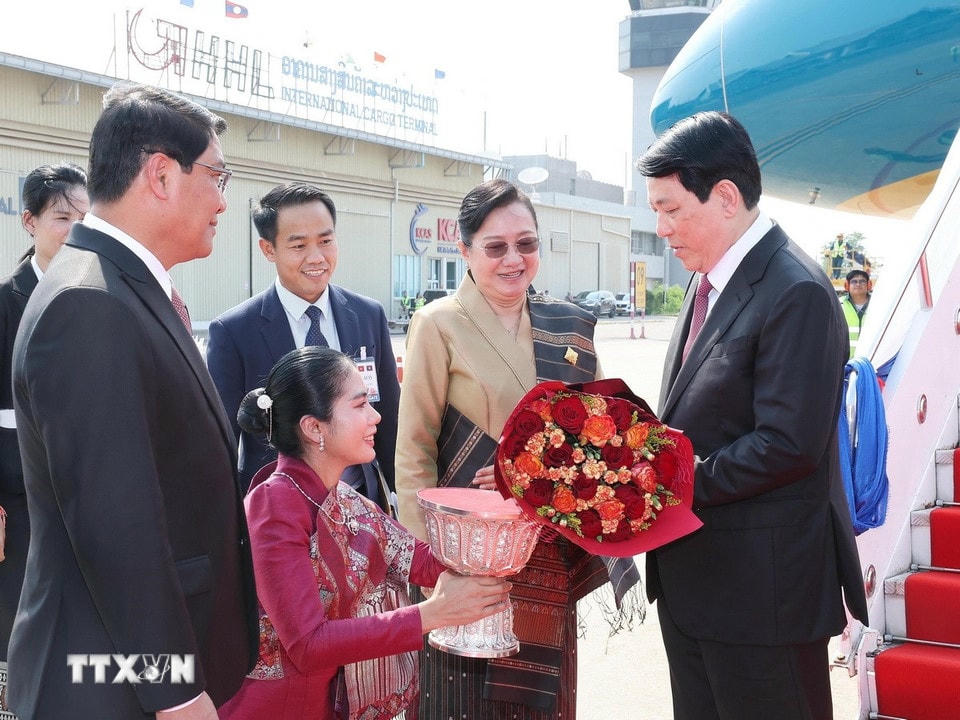 Chủ tịch nước Lương Cường đến Thủ đô Vientiane, bắt đầu thăm cấp Nhà nước tới Lào. (Ảnh: Lâm Khánh/TTXVN)
