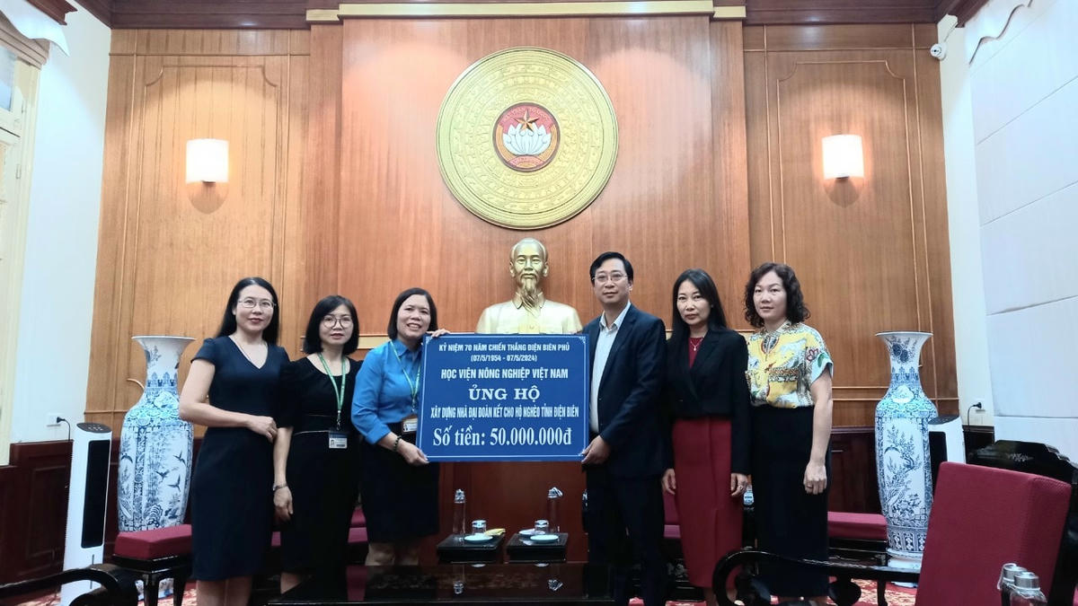 Ông Cao Xuân Thạo, Trưởng ban Phong trào tiếp nhận ủng hộ xây nhà Đại đoàn kết cho người nghèo tỉnh Điện Biên. 