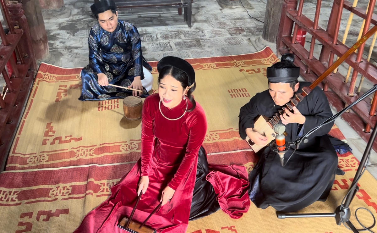 Từ phải sang: NSƯT Nguyễn Văn Khuê, ca nương Thúy Hòa, nghệ nhân Nguyễn Khánh An biểu diễn ca trù.  