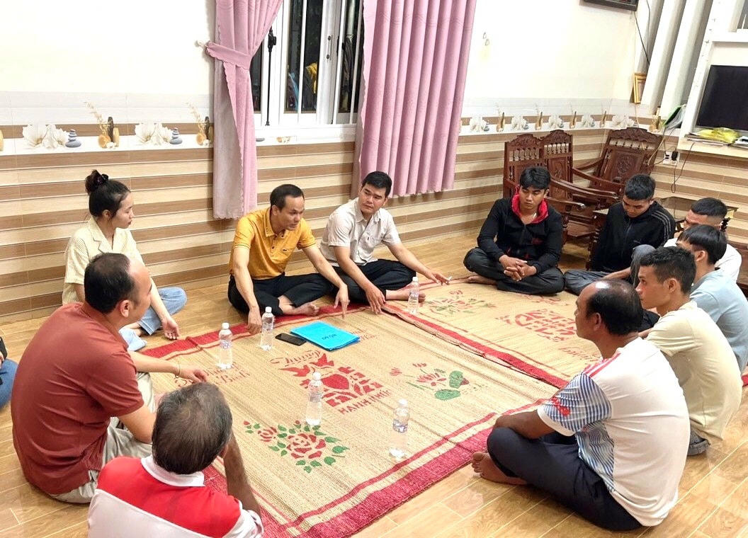 Trung tá Nguyễn Trung Hữu (áo vàng) cùng lực lượng Công an huyện Cư Jút đến từng gia đình vận động thanh niên thất nghiệp đi làm