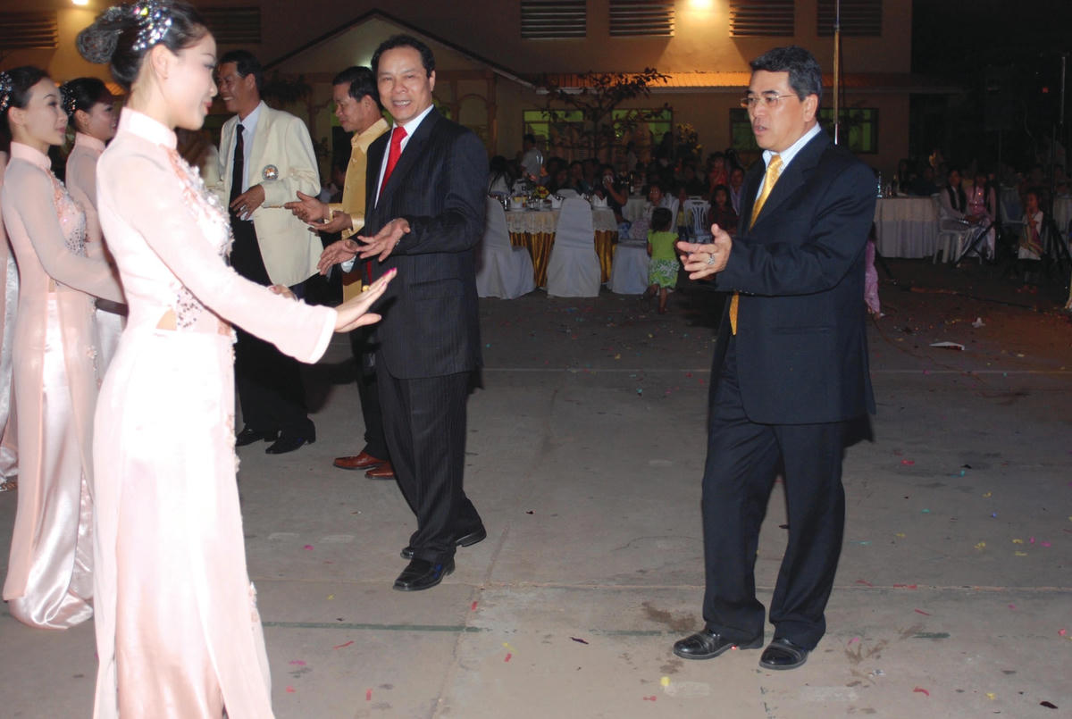 Đại sứ Tạ Minh Châu (giữa) vui Tết cùng bà con người Việt ở Viên Chăn năm 2011  