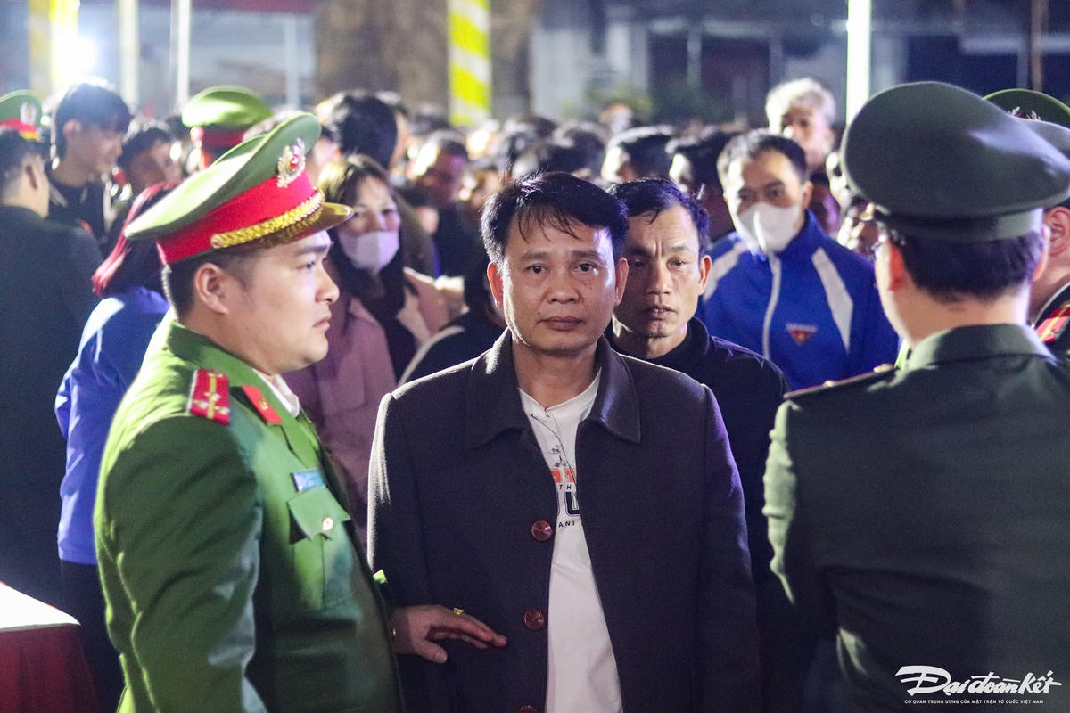 Để đảm bảo an ninh, trật tự, an toàn cho lễ khai ấn, nhiều lực lượng tại Công an huyện Hà Trung được huy động để tuần tra, kiểm soát, điều phối việc xin ấn của người dân, du khách. Ảnh: Đình Minh