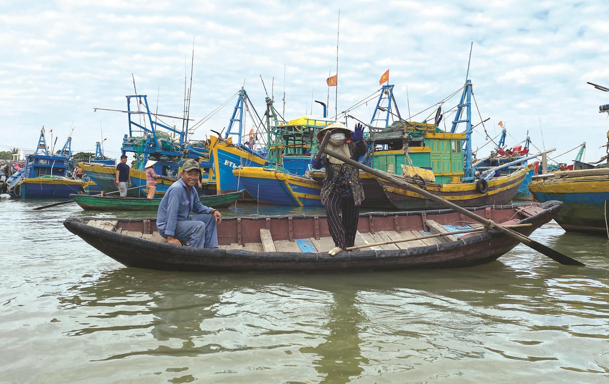 Ảnh 1-Những bóng hồng mùa biển động