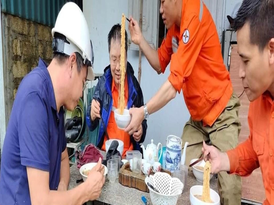 Những bát mỳ tôm ăn vội tại hiện trường để nhanh chóng khắc phục lưới điện trên địa bàn xã Hồ Bốn - Mù Cang Chải.