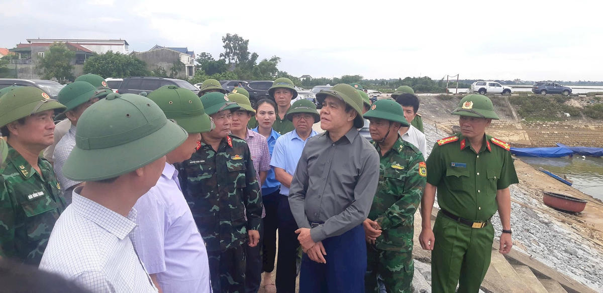 Chủ tịch UBND tỉnh Hà Tĩnh Võ Trọng Hải cùng đoàn công tác kiểm tra công tác phòng chống bão tại khu neo đậu tránh trú bão Cửa Hội (xã Đan Hải, Hà Tĩnh).