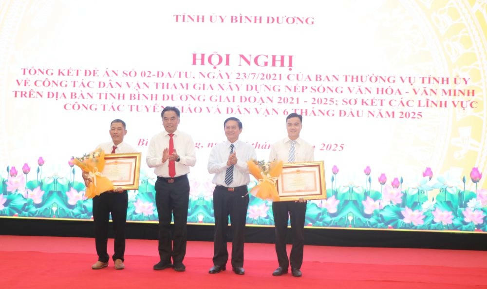 bình du owng hội nghị