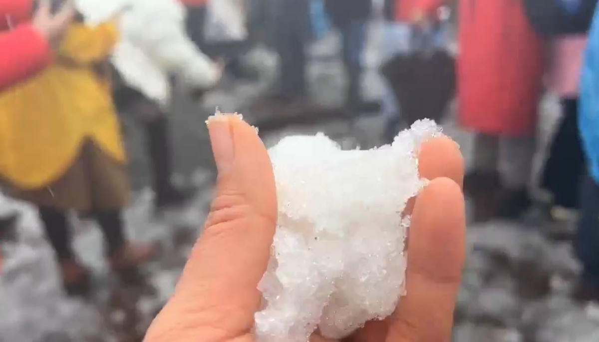 Băng giá trên đỉnh Fansipan trong đợt rét đậm vừa qua.