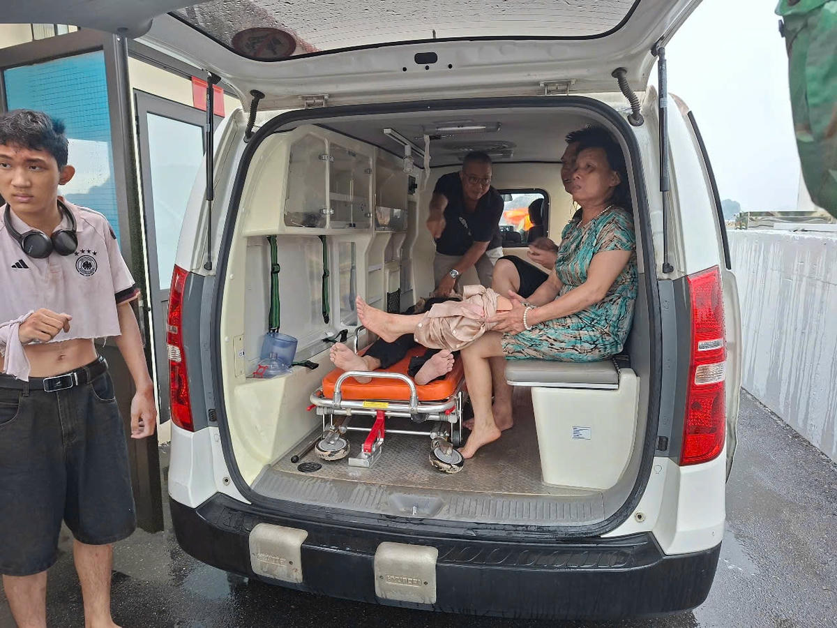 Một nạn nhân được đưa về đất liền. Ảnh: Biên phòng QN cung cấp.