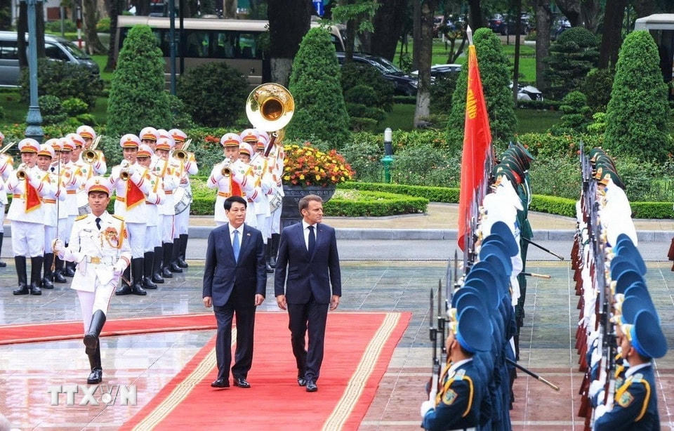 Chủ tịch nước Lương Cường và Tổng thống Pháp Emmanuel Macron duyệt Đội danh dự Quân đội Nhân dân Việt Nam. (Ảnh: Tuấn Anh/TTXVN)