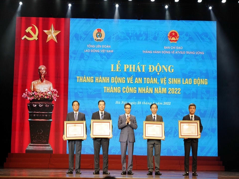 Ông Nguyễn Thanh Tĩnh, Bí thư Đảng ủy, Giám đốc Công ty Điện lực Quảng Ninh nhận Bằng khen của Thủ tướng Chính phủ vì Công ty đã có thành tích xuất sắc công tác ATVSLĐ, góp phần vào xây dựng chủ nghĩa xã hội và bảo vệ Tổ quốc.