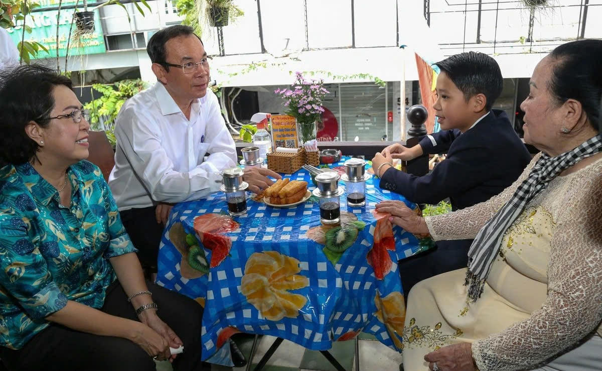 6-Theo sự hướng dẫn của Bí thư Quận ủy Quận 1 Tô Thị Bích Châu (hiện là Phó Chủ tịch Ủy ban Trung ương MTTQ Việt Nam), Bí thư Thành ủy TP.HCM Nguyễn Văn Nên đến tham quan Tour du lịch Biệt động Sài Gòn