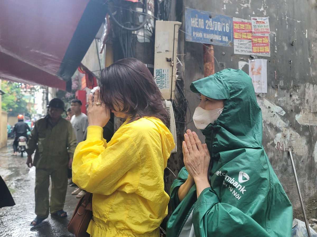 Mọi người chắp tay cầu nguyện cho vong linh nạn nhân vụ hoả hoạn siêu thoát.