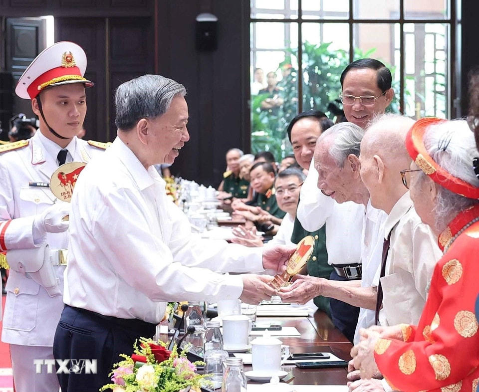 Tổng Bí thư Tô Lâm tặng quà cho cán bộ lão thành cách mạng. (Ảnh: Thống Nhất/TTXVN)