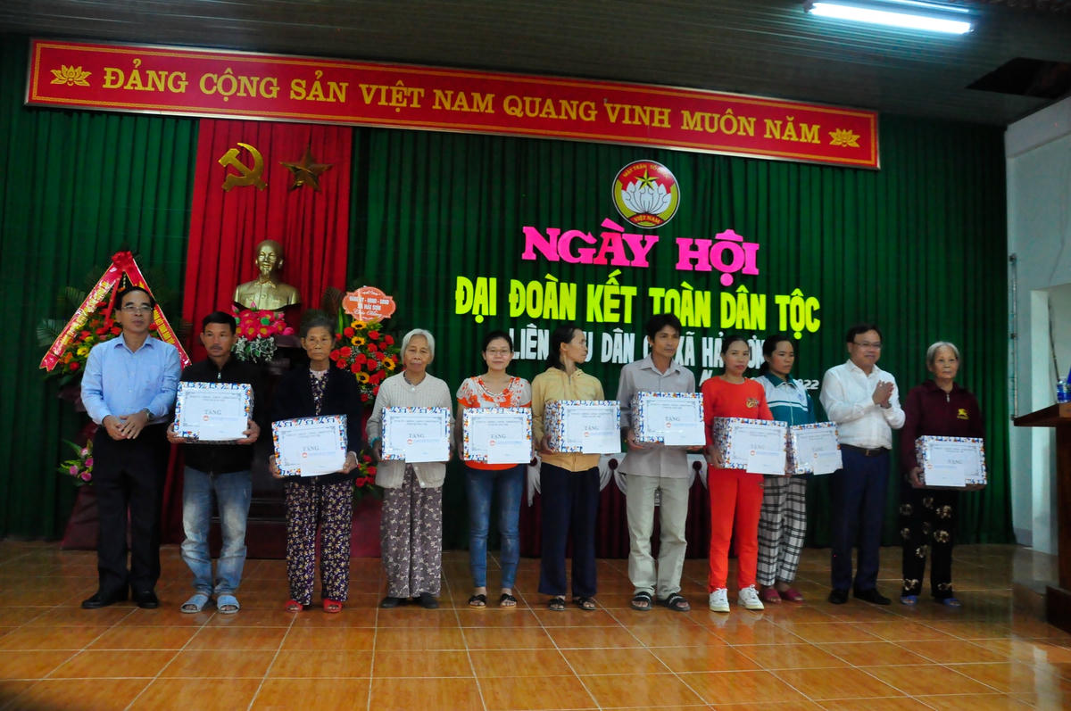 Lãnh đạo tỉnh trao quà cho người dân tại xã Hải Sơn.