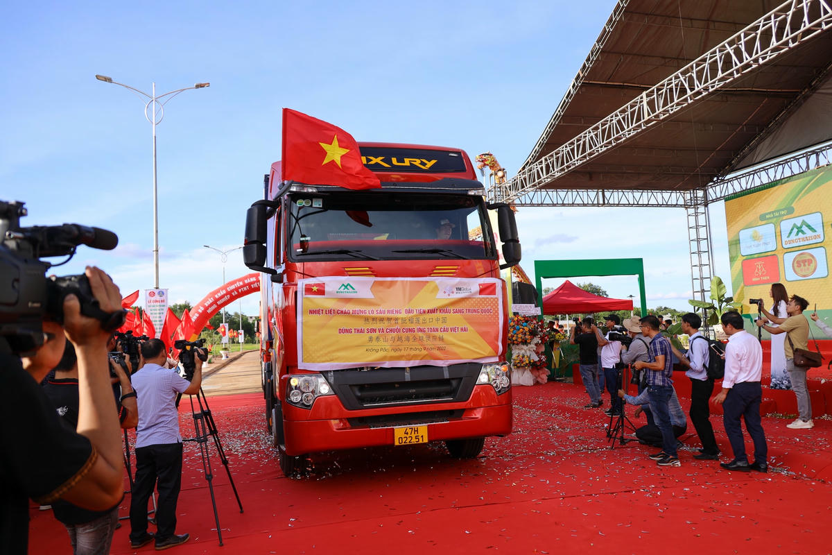 Đoàn xe xuất khẩu sầu riêng khởi hành.