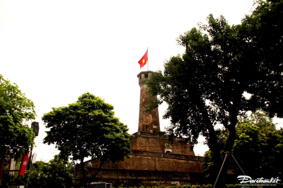 Lá cờ đỏ sao vàng tung bay trên đỉnh Cột cờ Hà Nội, biểu tượng thiêng liêng của Tổ quốc giữa lòng Thủ đô. Ảnh: Phạm Sỹ.