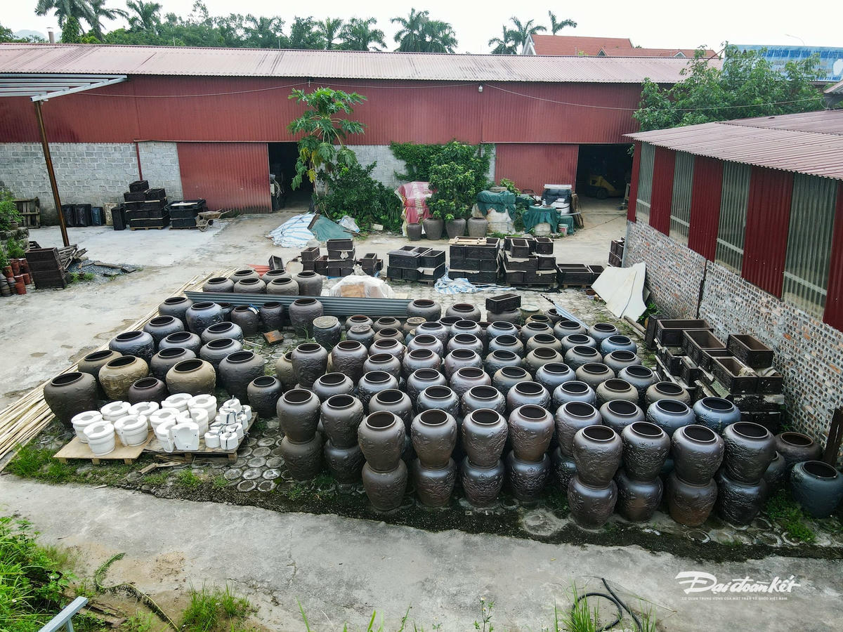 Hiện nay, số lò đang hoạt động chỉ còn đếm trên đầu ngón tay, song cách làm đã khác. Ảnh: Đình Minh