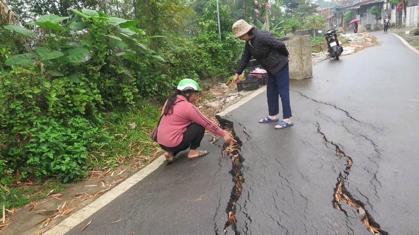Nhiều vết nứt lớn gây nguy hiểm cho người đi đường và đe dọa an toàn tính mạng người dân. (Ảnh: Hương Thu/TTXVN)