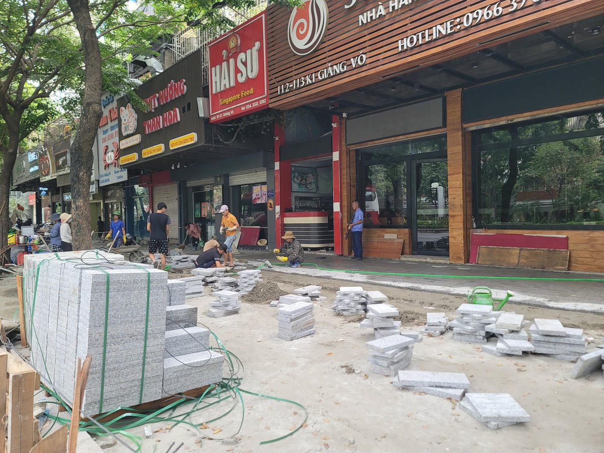 Vỉa hè gạch block cũ, xuống cấp sẽ được thay thế hoàn toàn bằng đá: đá lát, đá bó vỉa hè.