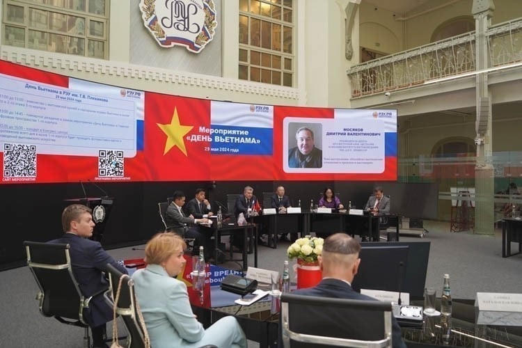 Đại học tổng hợp Kinh tế Nga mang tên Plekhanov (PREU) phối hợp với Hội sinh viên Việt Nam của trường tổ chức hội thảo 