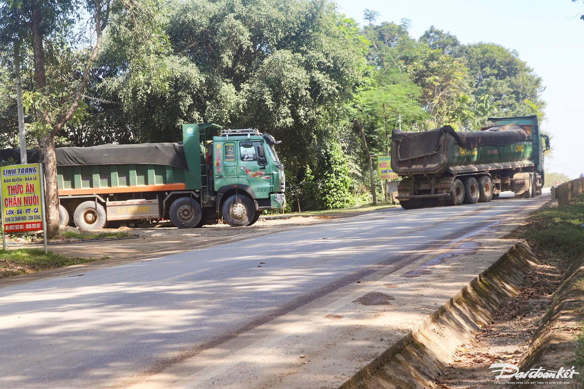 Theo Trung tá Lê Văn Cường - Đội trưởng Đội CSGT số 3 (thuộc Phòng CSGT Công an tỉnh Thanh Hóa, phụ trách tuần tra, kiểm soát, xử lý vi phạm trên tuyến đường Hồ Chí Minh) thì nguyên nhân chính khiến lượng xe tăng đột biến là do trong thời gian gần đây, có 2 điểm khai thác đất trên địa bàn xã Xuân Phú (huyện Thọ Xuân) và xã Luận Thành (huyện Thường Xuân) rầm rộ hoạt động. Theo ghi nhận, sau khi lấy đất, các xe nối đuôi nhau nhập vào đường Hồ Chí Minh, khiến vị trí ra vào các điểm mỏ thường xuyên