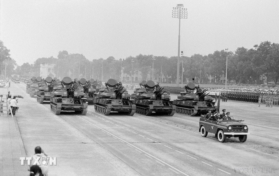 Khối tăng thiết giáp diễu qua lễ đài. (Ảnh: Minh Điền/TTXVN)