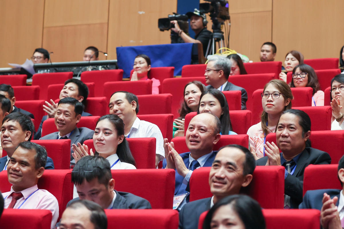 700 đại biểu điển hình tiên tiến dự Hội nghị là những bông hoa tươi thắm trong phong trào thi đua yêu nước, là những tấm gương tiêu biểu, đại diện cho hàng triệu tập thể, cá nhân tiêu biểu, xuất sắc trên mọi miền của Tổ quốc - Ảnh: VGP/Nhật Bắc