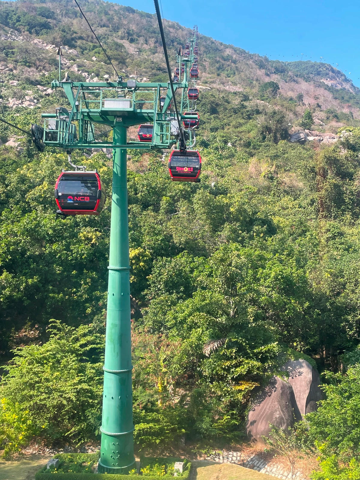 Ảnh 1_Hệ thống cáp treo lên núi